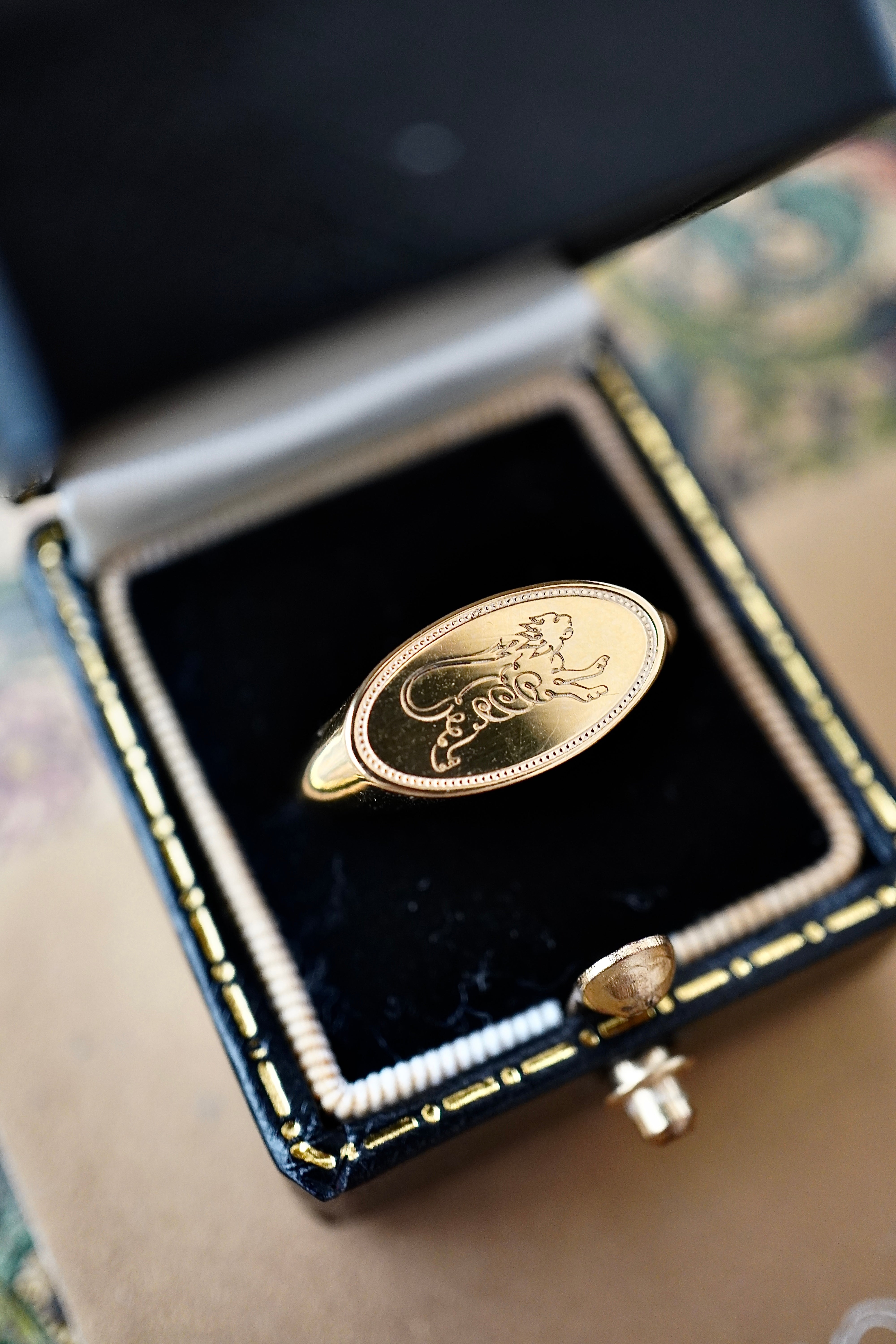 SILVER/K10/K18】Large Wide Oval Signet Ring – K1820 ATELIER SILVER/K10/K18】Large Wide Oval Signet Ring – K1820 ATELIER