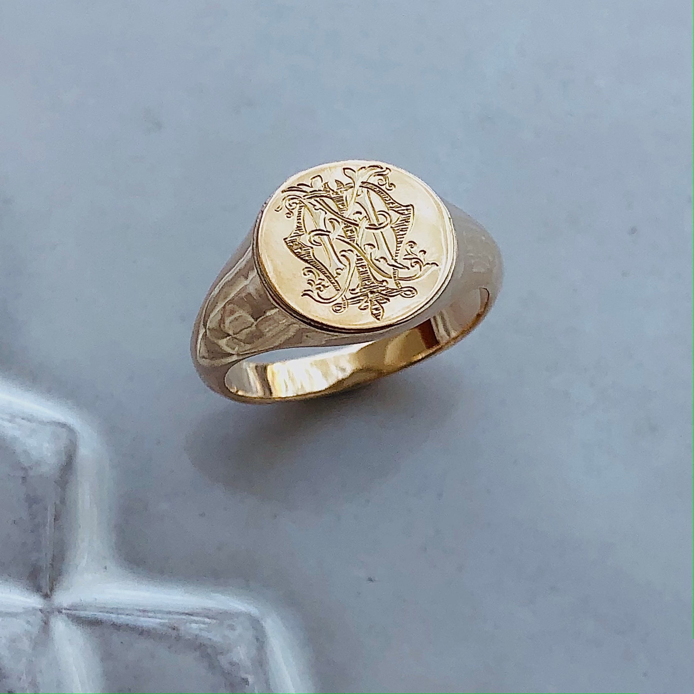 【K18】Middle Round Signet Ring