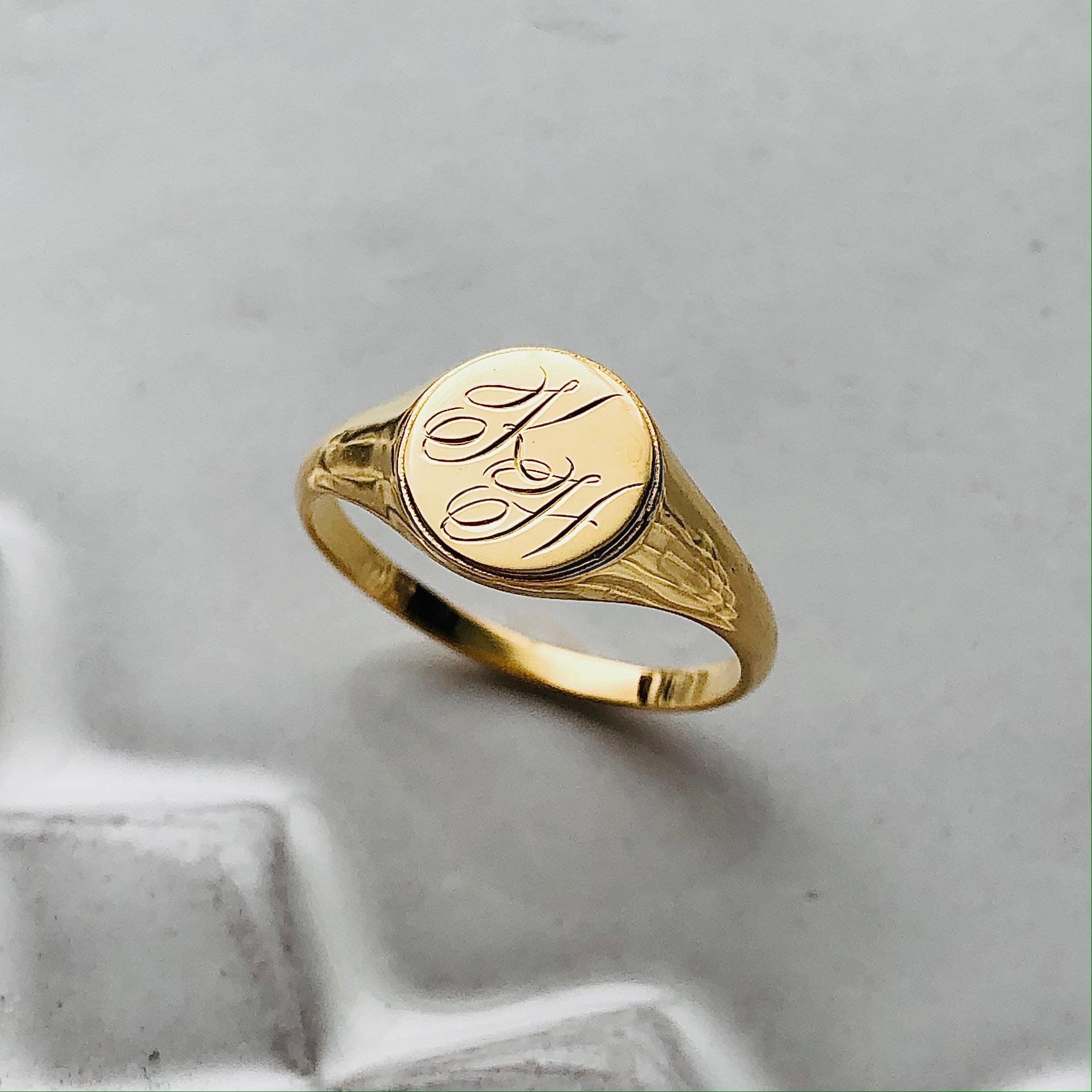 【K10】Small Round Signet Ring